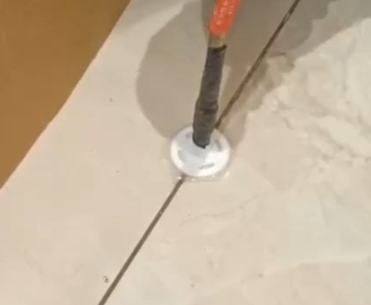 紫金瓷砖空鼓维修公司专业解答瓷砖在铺贴过程中，如果没有涂抹均匀到位的粘结材料（如水泥砂浆或瓷砖胶），可能会导致以下问题