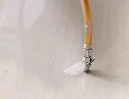 紫金瓷砖空鼓维修公司专业解答在瓷砖铺贴过程中，如果使用的砂料过粗（如全部使用了粗砂），可能会导致以下问题