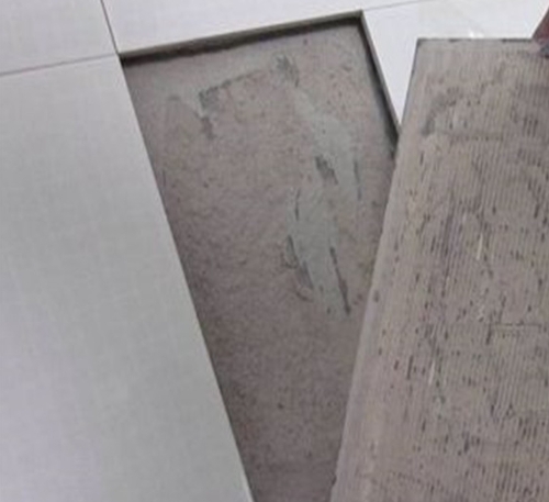 紫金瓷砖空鼓维修公司分享瓷砖铺贴时如果打浆（即涂抹在瓷砖背面和基层上的砂浆或瓷砖胶）过少，会带来以下问题